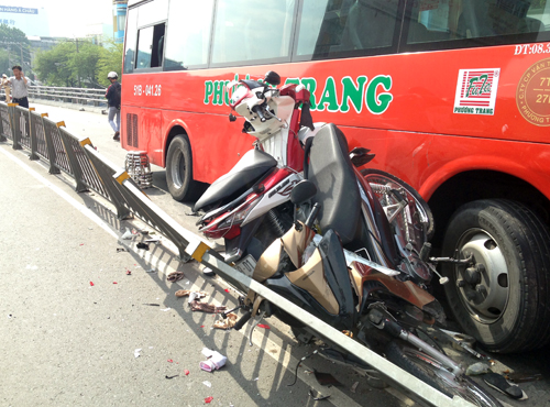 Xe khách Phương Trang đâm 7 xe máy trên cầu vượt Cây Gõ khiến một bé gái tử vong. Ảnh: Hải Hiếu.