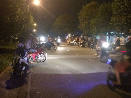 Người th&acirc;n đ&oacute;n c&ocirc;ng nh&acirc;n tan ca trước cổng c&ocirc;ng ty Sankyo, tối 10/12.