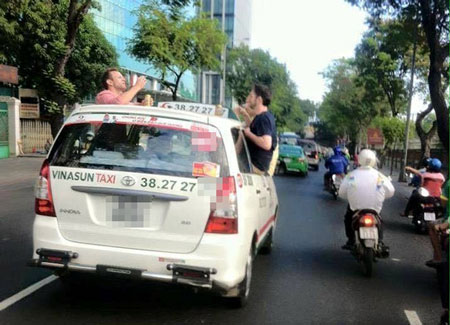 Hình ảnh 3 vị khách nước ngoài ngồi cửa taxi thò đầu ra trên nóc để nhậu khiến nhiều người bất bình