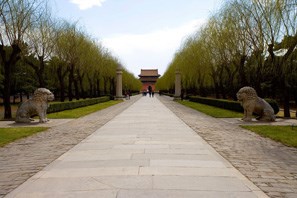 Sau đó, những lăng mộ tiếp theo của các hoàng đế nhà Minh được xây dựng lần lượt ở hai bên lăng mộ Vĩnh Lạc Đế. Trong vòng 230 năm, toàn bộ 13 lăng mộ của 13 hoàng đế nhà Minh tại Thập Tam Lăng hoàn thiện trải dài trên diện tích hơn 120 km2. Trong ảnh là những tượng đá động vật đặt ở Thần Đạo.