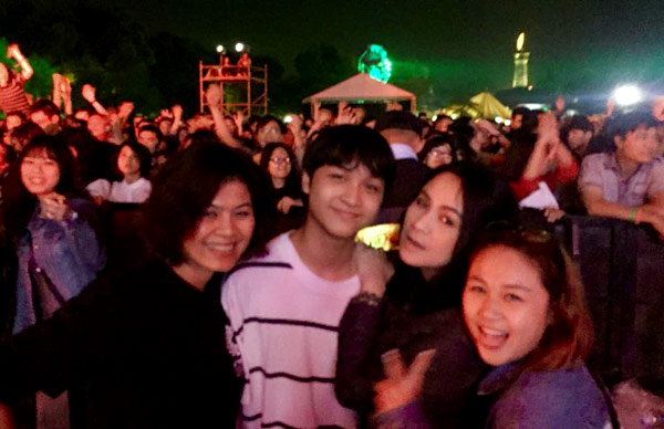 Trong đêm bế mạc lễ hội âm nhạc Gió mùa do nam nhạc sĩ tổ chức, Thanh Lam cùng hai con vui vẻ chụp hình với vợ mới của Quốc Trung.