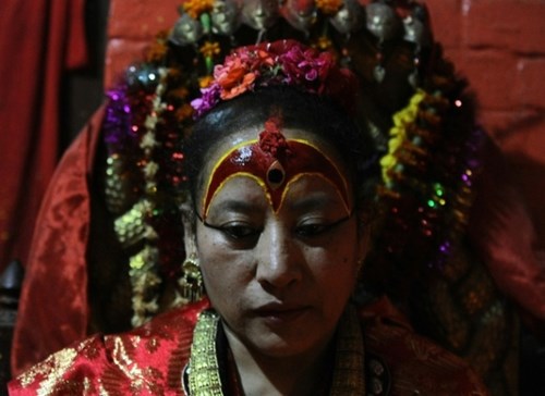 Bajracharya - “nữ thần sống” trị vì lâu nhất trong suốt 3 thập kỷ đã phải chạy ra khỏi nhà khi động đất xảy ra. Ảnh: Daily Mail