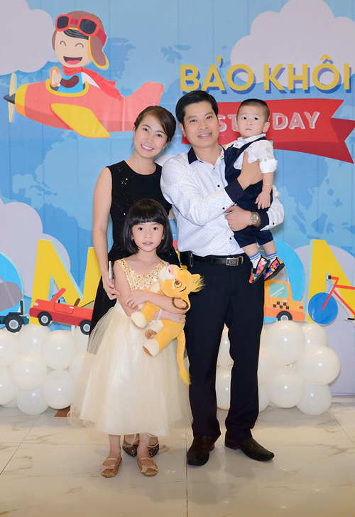 Cuối tuần qua, gia đình MC Thanh Thảo đã tổ chức tiệc sinh nhật trong 1 tuổi cho con trai Bòn Bon tại một nhà hàng sang trọng ở TP HCM. Dịp này, vợ chồng cô cũng kỷ niệm 8 năm ngày cưới.