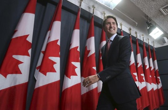 
Nhà lãnh đạo mới của Canada hôm 20/10. Giới phân tích nhận định việc ông Trudeau lên nắm quyền đã nối lại huyền thoại quyến rũ, trẻ trung và uy tín của gia đình mình.
