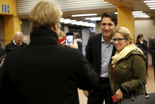 
Tân thủ tướng Canada chụp ảnh cùng người ủng hộ. Ảnh: Reuters
