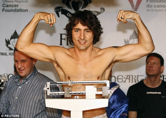 Hình ảnh tân Thủ tướng Canada Justin Trudeau để ngực trần rắn rỏi khoe nụ cười tươi tắn đã gây sốt các trang mạng xã hội hôm qua. Ảnh: Reuters.