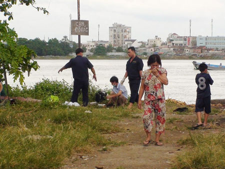 Hiện trường vụ ph&aacute;t hiện thi thể tr&ocirc;i dạt - Ảnh: L&ecirc; L&acirc;m