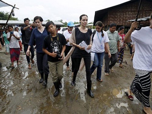 Pax Thiên cùng mẹ đến thăm Myanmar tháng 7 năm nay - Ảnh: Reuters