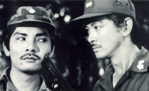 Diễn viên Thương Tín (trái) và diễn viên Chánh Tín trong phim Ván bài lật ngửa. Ảnh tư liệu