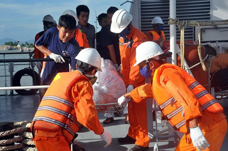 Đưa thi thể thủy thủ t&agrave;u Ho&agrave;ng Ph&uacute;c 18 v&agrave;o bờ - Ảnh: M.Hoa