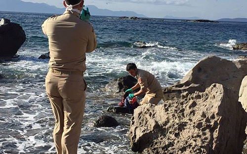 Thi thể bé Sena được tìm thấy bên bờ biển Bodrum. Ảnh: Anadolu Agency