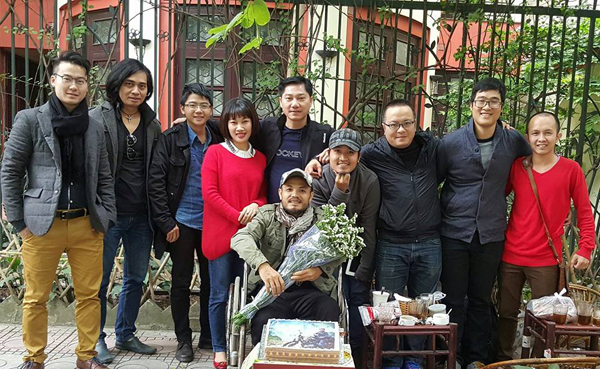 
Dù phải ngồi xe lăn trong ngày đón tuổi mới nhưng Trần Lập vẫn vui vẻ bởi được về nhà gặp bạn bè.
