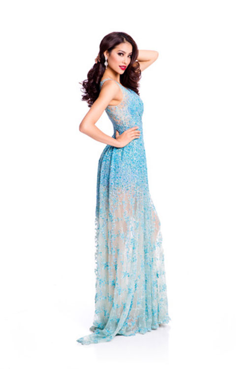 Trong bộ ảnh giới thiệu trang phục dạ hội tại Miss Universe 2015, Phạm Hương chọn chiếc váy màu xanh, với phần chân xuyên thấu và điểm những hạt cườm cầu kỳ.