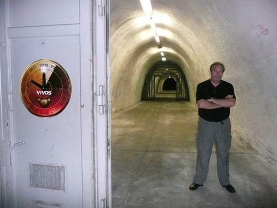 
Ông Robert Vicino tại lối vào khu hầm Vivos Europa One Ảnh: VICE
