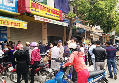 Chiều 2/11, nhiều người dân vẫn kéo đến ngôi nhà 218 Trần Phú để nghe ngóng sự việc