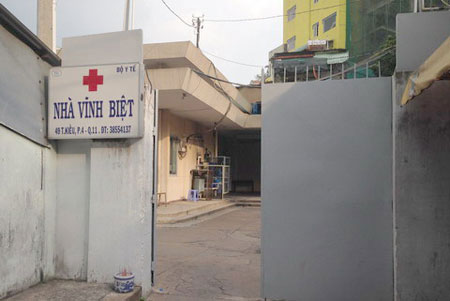 Nh&agrave; vĩnh biệt bệnh viện Chợ Rẫy với c&aacute;nh cổng kh&eacute;p hờ.