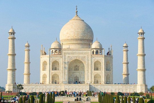 Đền Taj Mahal thu hút đông du khách