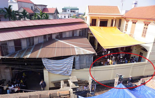 Kẻ trộm bị nghi đ&atilde; tr&egrave;o v&agrave;o nh&agrave; &ocirc;ng Chu&acirc;n qua phần tường r&agrave;o gi&aacute;p với đường đi. Ảnh:&nbsp;Giang Huy.