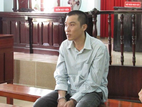 Trần Minh Thiện trong lúc chờ tòa nghị án ngày 25-11. Ảnh: N.NAM