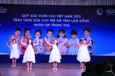 Vinamilk va quy sua vuon cao den voi tre em Lam Dong