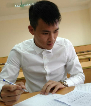 Công Vinh làm bài thi tại trường Đại học Luật Hà Nội. Ảnh: songlamplus.