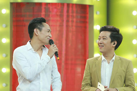 Ca sĩ Duy Mạnh ( trái) bật cười khi MC Trường Giang nhắc nhở về việc khoe người cũ trước mặt vợ.