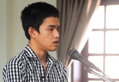 
H&agrave; D&atilde; Viễn nhận &aacute;n tử h&igrave;nh. Ảnh: Ho&agrave;i Thanh
