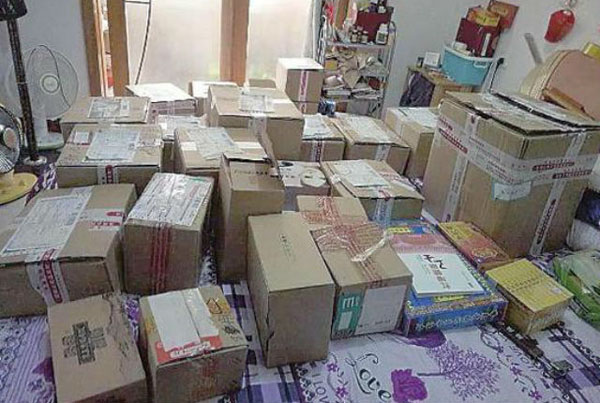 
Những chiếc thùng các tông chứa sản phẩm làm đẹp trong căn hộ chỉ rộng 15 m2 của bà Wang. Ảnh: Shanghaiist

