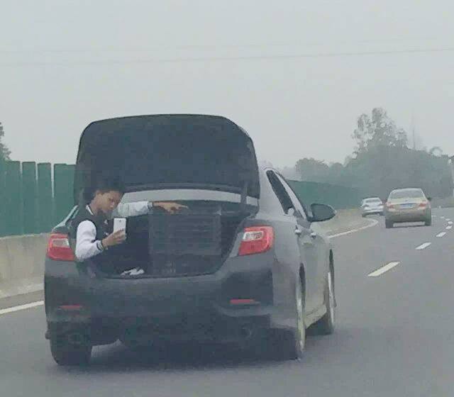 
Hành động dại dột của cậu bé này bị nhiều người lên án. Nguồn: Sina Weibo
