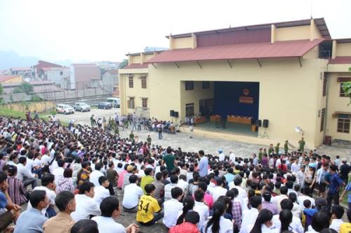 
Phiên tòa xét xử lưu động tại Trung tâm văn hóa huyện Văn Yên, Yên Bái.
