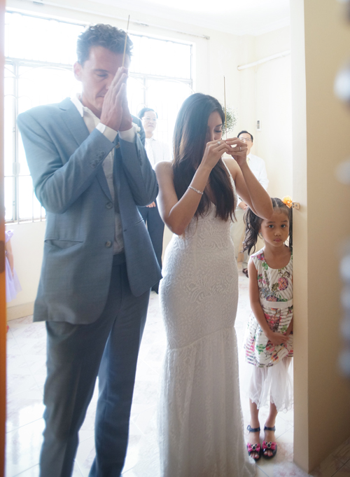 Hồ B&iacute;ch Ngọc&nbsp;diện v&aacute;y cưới d&aacute;ng đu&ocirc;i c&aacute;, th&agrave;nh k&iacute;nh c&ugrave;ng ch&uacute; rể T&acirc;y l&agrave;m lễ trước b&agrave;n thờ tổ ti&ecirc;n.