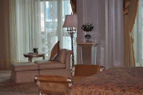 Giá phòng một đêm tại khách sạn này từ 470 USD. Phòng đắt nhất là Palace Suites với giá mỗi đêm là 15.000 USD.