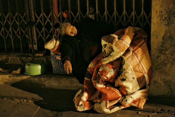Một cụ bà hơn chục năm chịu cảnh không nhà không cửa trên phố Hàng Giầy.