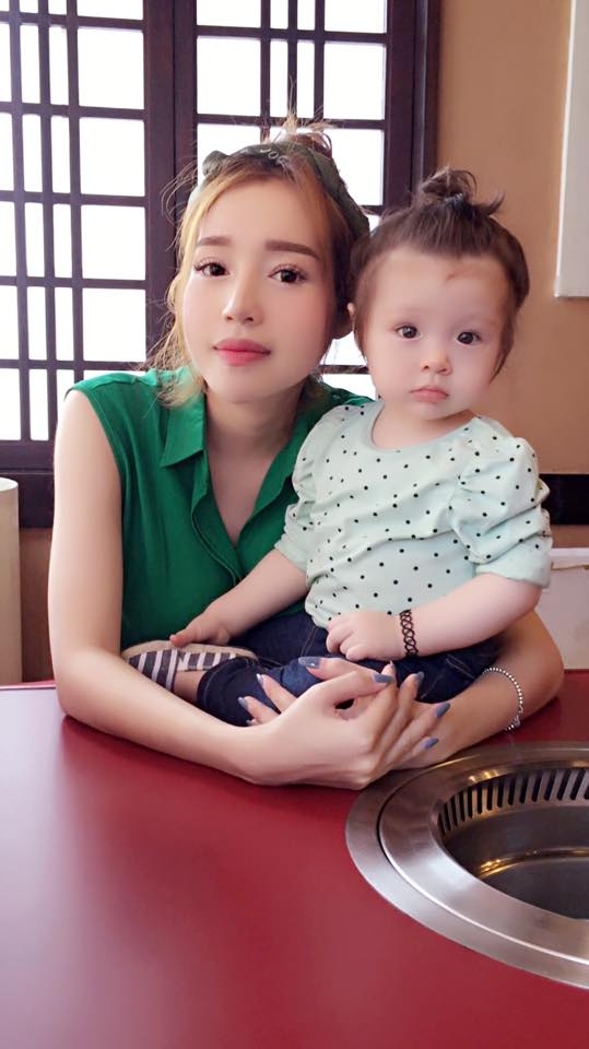 Cadie Mộc Trà là con gái của Elly Trần với bạn trai ngoại quốc. Kể từ khi sinh con, Elly Trần chưa từng tiết lộ thông tin về danh tính của cha Cadie.