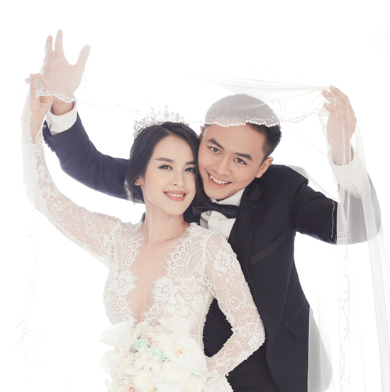 Nhà thiết kế Chung Thanh Phong, chuyên gia trang điểm - nhiếp ảnh Tee Le và diễn viên Như Cầm lên ý tưởng thực hiện đám cưới cho họ.