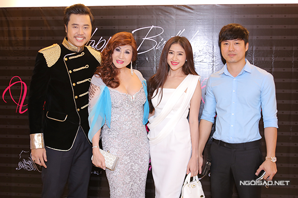 Hot girl Lona Huỳnh (váy trắng) cùng nhiều bạn bè dự tiệc tối 24/11.