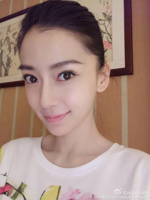 Angelababy trong một bức ảnh tự sướng hôm 27/10.