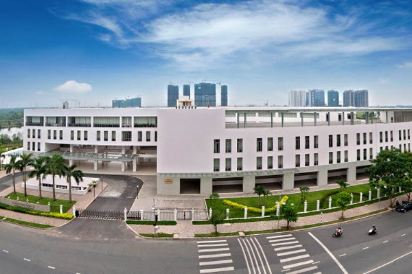 THCS - THPT Đinh Thiện Lý TP HCM được đánh giá là ngôi trường có cơ sở vật chất tốt ở TP HCM. Toàn cảnh trường nhìn từ mặt đường Nguyễn Đức Cảnh.