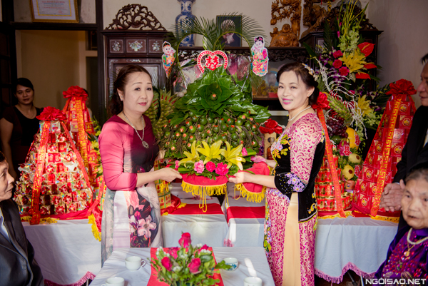 Hai gia đình cử hành các nghi lễ truyền thống.