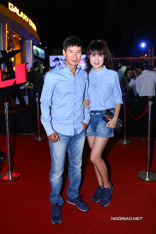 Vợ chồng Lý Hải - Minh Hà mặc ton-sur-ton đến xem phim của đồng nghiệp.