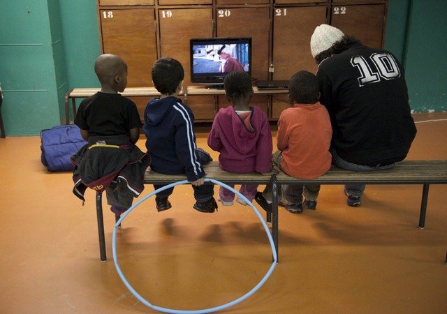 Một phòng gym ở Saint-Merri, Paris (Pháp) quây quần trẻ em ngồi trên ghế băng và xem TV.