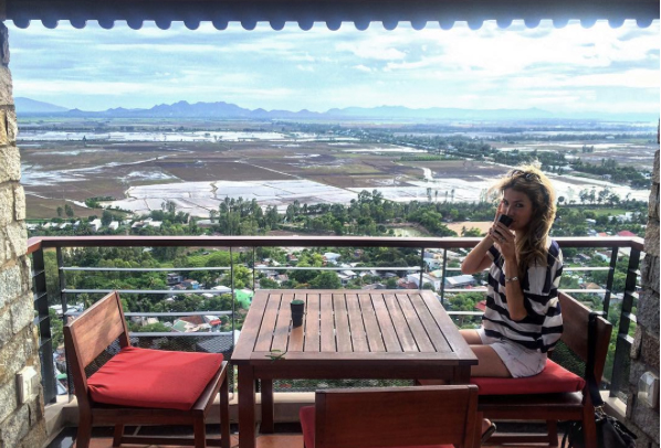 
Hình ảnh bình yên của người đẹp khi thưởng thức cafe buổi sáng ở Cà Mau.
