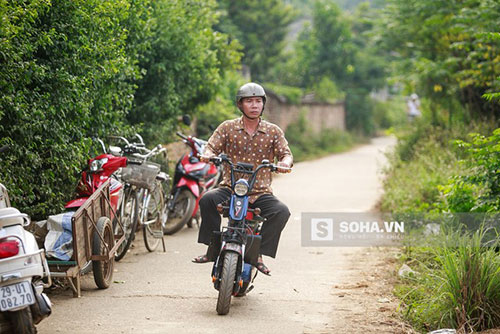 Trong phim, Công Lý vào vai người trưởng ban văn hóa giản dị, tận tụy với phong trào văn hóa của thôn Bàng Hoàng. Đây là hình ảnh khá quen thuộc của Công Lý trên màn ảnh nhỏ.