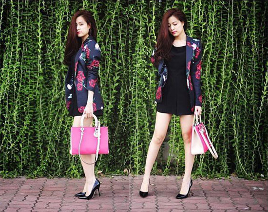 Túi dòng Lady Dior màu hồng dễ thương kết hợp playsuit đen và áo blazer họa tiết hoa tạo nên cho Hoàng Thùy Linh tổng thể hoàn hảo.