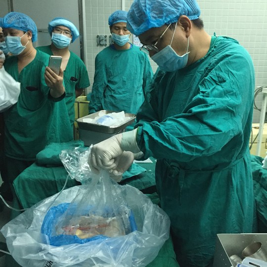 Những hình ảnh lần đầu công bố về ca ghép tạng xuyên Việt - 11