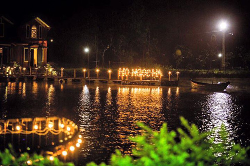 
Bên ngoài nơi diễn ra tiệc sinh nhật có chăng đèn hình chữ Hồ Ngọc Hà.
