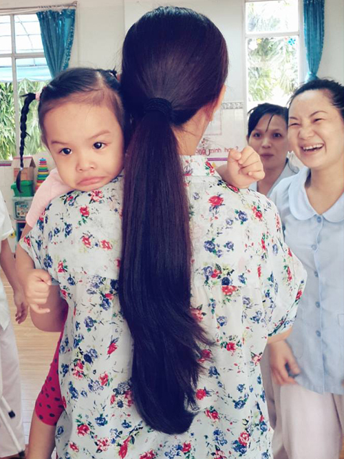 Bella, con gái cưng của vợ chồng Phạm Quỳnh Anh - Quang Huy mếu máo trong ngày đầu tiên đến lớp mẫu giáo. Lúc phải chia tay mẹ để vào lớp, cô bé nhất quyết không chịu.