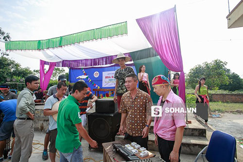 Với mong muốn tôn vinh người phụ nữ chân lấm tay bùn, trưởng ban văn hóa thôn Công Lý đã đứng ra tổ chức cuộc thi Hoa hậu quý bà của thôn.