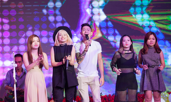 Team The Voice của Tuấn Hưng hát mừng trong ngày vui của gia đình người thầy.