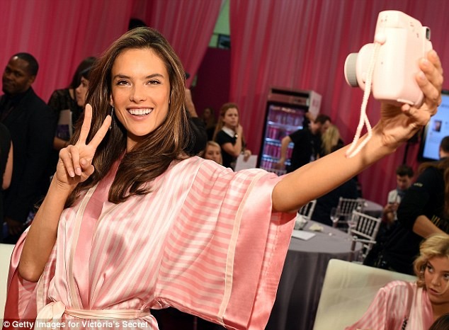 Bà mẹ hai con Alessandra Ambrosio nhí nhảnh trước giờ G.